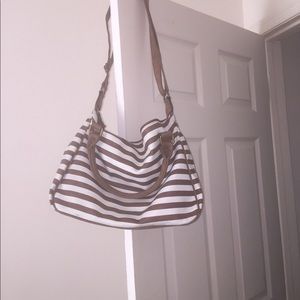 Large crossbody hobo style bag! Very nice & roomy!
